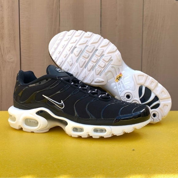 Nike AIR MAX PLUS Women's Running Shoes BLACK WHITE DM2362-001 Size 9 Men's 7.5 - Picture 1 of 16